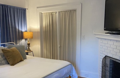 Historic Uptown Apartamento | Round Lake Retreat