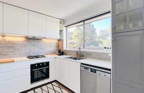 Kaleen Casa | Stylish, Comfy Family Home & Pet Friendly with Large Garden