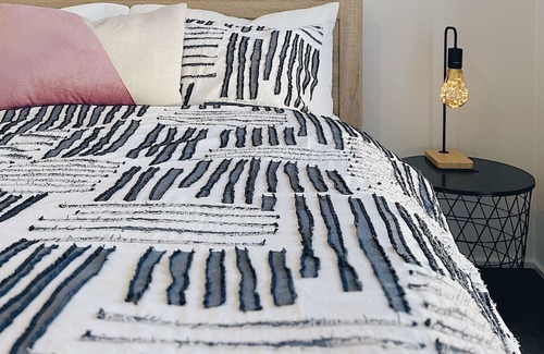Kaleen Casa | Stylish, Comfy Family Home & Pet Friendly with Large Garden