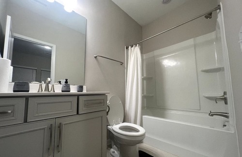 East Raleigh Casa | Beautiful home 7 min from Downtown, 10 min from PNC Arena, and 18 min from RDU.