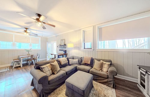 Kingsport Casa | Sunlit retreat with amazing mountain views, firepit, patio, AC & fireplace