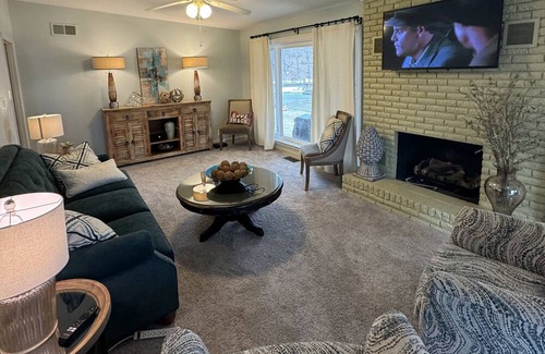 Lakeland Casa | Lovely Lakefront House with level backyard with beautiful sky/sunset views!