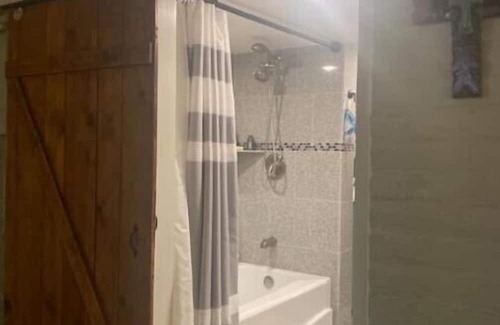 Troy Apartamento | Historic Downtown Troy. Walking distance to Russell sage college, minutes to RPI