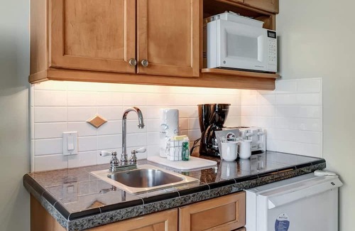 Sandestin Condominio | 5th Floor Charm: Recently Renovated Studio with Double Queen Beds, Kitchenette, and Modern Comfort at Sandestin Golf and Beach Resort!