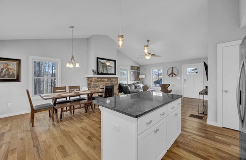Weaverville Casa | 3bd, 2bath central mntn home! Pet-friendly, all the essentials, 2 decks, clean!