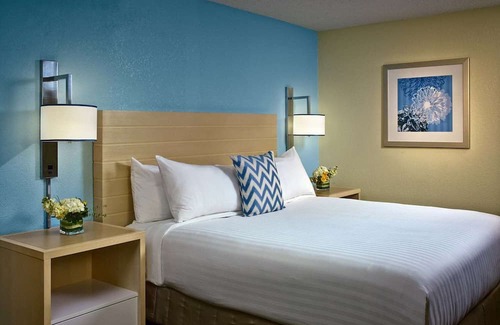 Houston Casa | Perfect for Groups! Spacious Unit w/ Kitchen, Outdoor Pool, Free Bfast & Parking