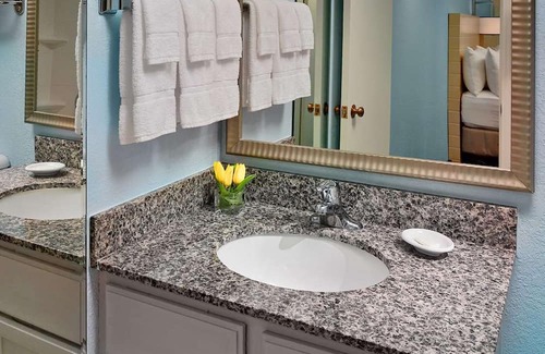 Houston Casa | Perfect for Groups! Spacious Unit w/ Kitchen, Outdoor Pool, Free Bfast & Parking