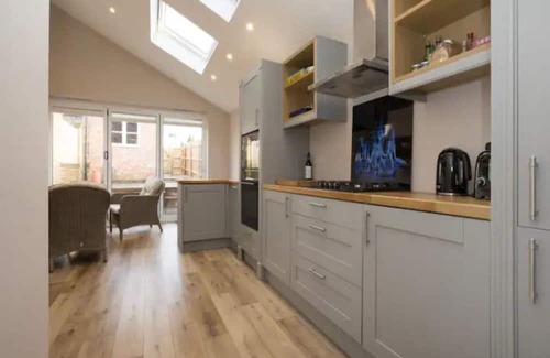 Stony Stratford Casa | Pass the Keys | Bright PetFriendly Terrace home in Stony Stratford