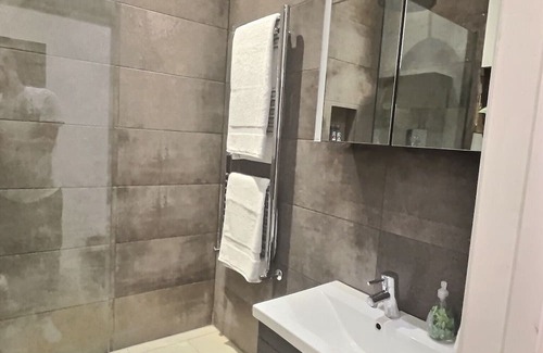 South Twickenham Apartamento | Stylish apartment with cinema den. Close to nature parks, riverside and stadium.
