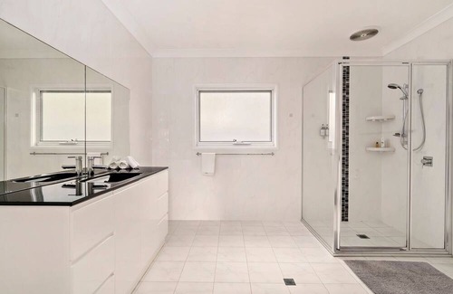 Dora Creek Casa | Spacious Waterfront Delight with Free Wifi. Spend some Lazy Dayz at Dora Creek