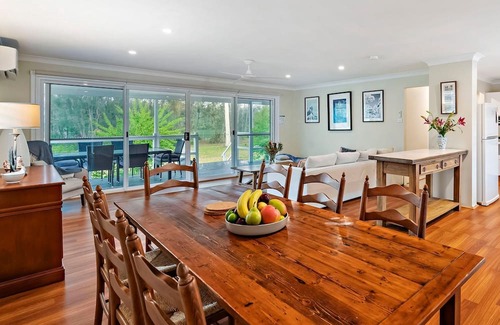 Dora Creek Casa | Spacious Waterfront Delight with Free Wifi. Spend some Lazy Dayz at Dora Creek