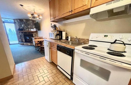 Lutsen Condominio | Ski-in/Ski-out, Whirlpool suite, Pool/Hot tub