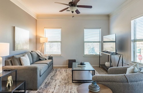Overland Park Apartamento | Modern Apartment in Prime Location (ID3816X03)