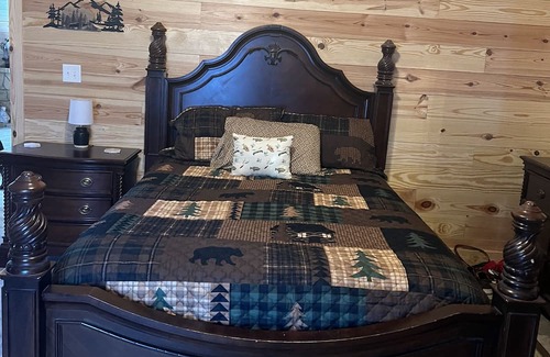 Wing Cabina | Rustic and Elegant log cabin nestled in the Conecuh National Forest.