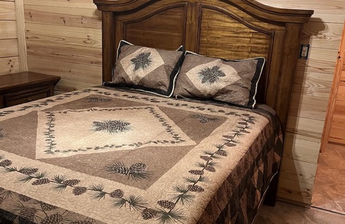 Wing Cabina | Rustic and Elegant log cabin nestled in the Conecuh National Forest.