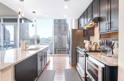 Midtown Apartamento | Skyline Views! Modern Luxe 2BR 2BA Free Parking
