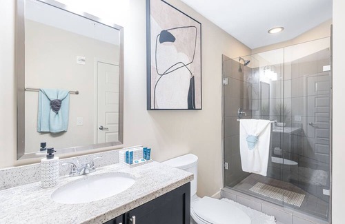 Midtown Apartamento | Skyline Views! Modern Luxe 2BR 2BA Free Parking