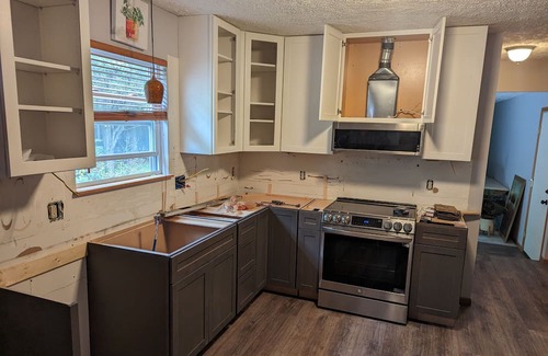 Highland Square Casa | WestHill/Highland Square Retreat 0.5 miles to Towpath Trail & Northside District