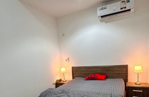 Doha Apartamento | Heart of Doha Elegant Home with Shared Swimming Pool