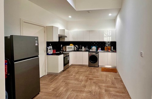 Doha Apartamento | Heart of Doha Elegant Home with Shared Swimming Pool