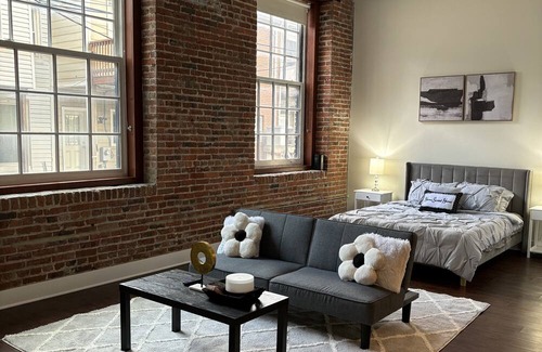 South Baltimore Apartamento | Industrial Apartment in Downtown Baltimore - Free Parking!
