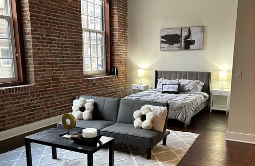 South Baltimore Apartamento | Industrial Apartment in Downtown Baltimore - Free Parking!