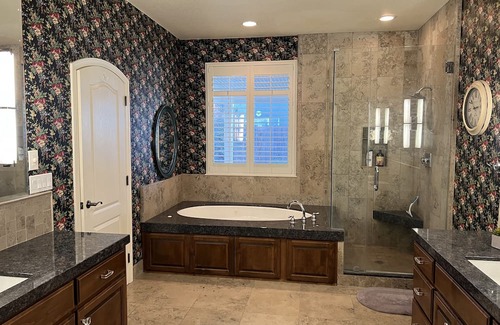 Modesto Casa | Luxury, modern and cozy home in a friendly neighborhood, close to everywhere!