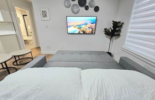 Fleetwood Casa | Modern Cloverdale Suite