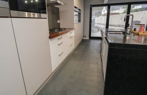 Froncysyllte Cabaña | 7 WOODLANDS GROVE, pet friendly, with open fire in Froncysyllte