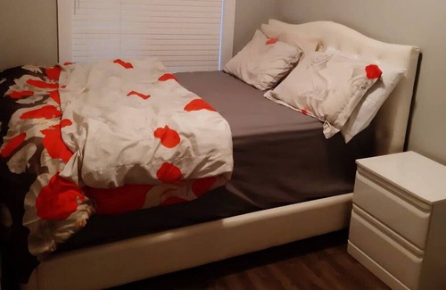 Barrie Casa | Ensuite room in brand new townhouse.