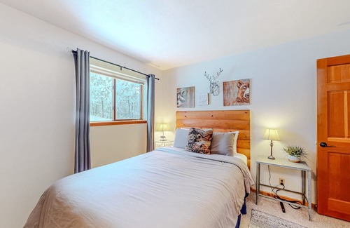 New Meadows Casa | Alpine home with private hot tub, fireplace, & W/D - near skiing