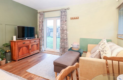 Ditchingham Cabaña | GOLDCREST HIDE, pet friendly, with a garden in Bungay