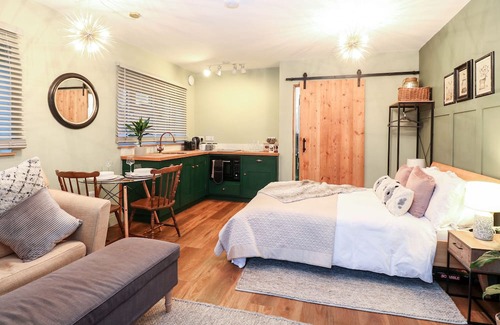 Ditchingham Cabaña | GOLDCREST HIDE, pet friendly, with a garden in Bungay