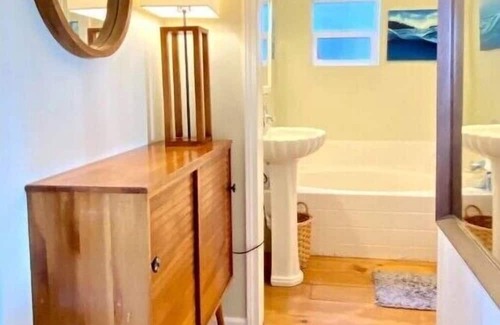 La Conner Cabina | Perfect for Tulip Festival! Sunset Oceanview Cottage