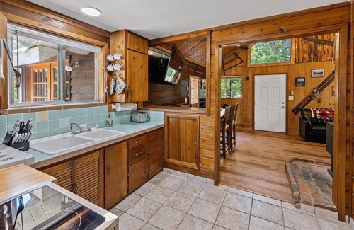 Cle Elum Cabina | Hot Tub and Private Cabin in Mountains of Cle Elum