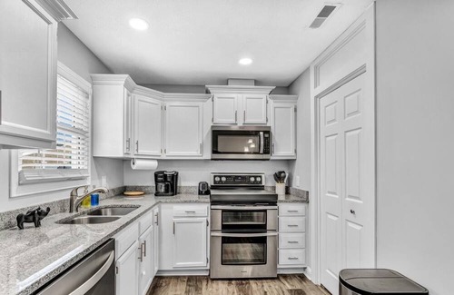 Owensboro Casa | Updated home close to hiking trails, ballpark's and downtown. Pet friendly!
