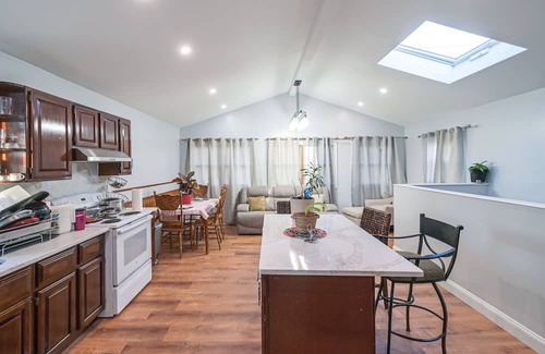 Elmont Apartamento | New York Abode w/ Fire Pit, Near Lower Manhattan!