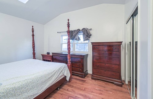 Elmont Apartamento | New York Abode w/ Fire Pit, Near Lower Manhattan!