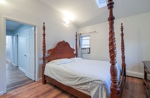 Elmont Apartamento | New York Abode w/ Fire Pit, Near Lower Manhattan!
