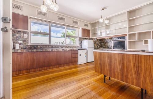 Werribee Casa | Lodge Retro Heart of Werribee Blast from the Past