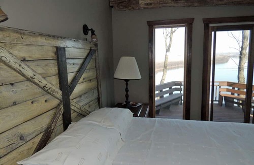 Treloar Cama Y Desayuno | Wine Haus: charming cottage with breathtaking views of the Missouri River!!