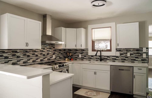 Topeka Casa | Bungalow of your DREAMS!! Room for the whole family and pet friendly.