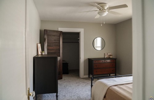 Topeka Casa | Bungalow of your DREAMS!! Room for the whole family and pet friendly.