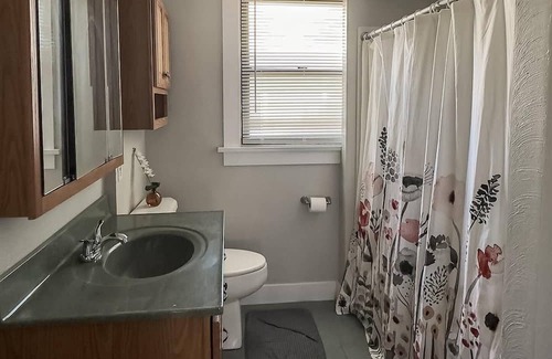 Topeka Casa | Bungalow of your DREAMS!! Room for the whole family and pet friendly.