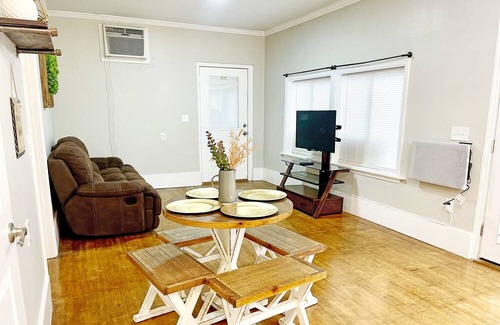 Cleveland Apartamento | It’s serenity and comfort in our cozy home, a simple place to relax and unwind!
