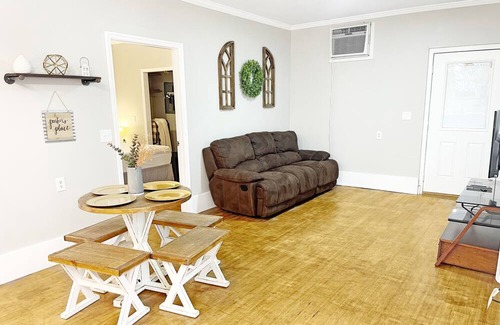 Cleveland Apartamento | It’s serenity and comfort in our cozy home, a simple place to relax and unwind!