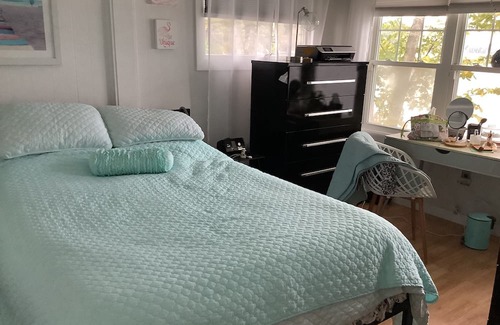 Windham Cabaña | New for 2024! Pet-friendly cottage on the edge of Highland Lake in Windham!