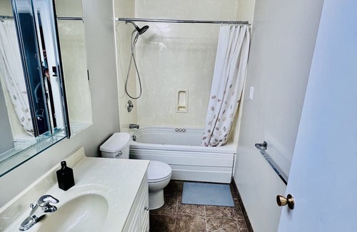 Township of Woolwich Casa | Cozy 3 Bed, 2 Bath, Pet-friendly Full house in Kitchener with all amenities.