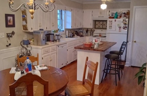 Cleveland Casa | No Cleaning Fee!! 1966 split Level 4BR charmer!!