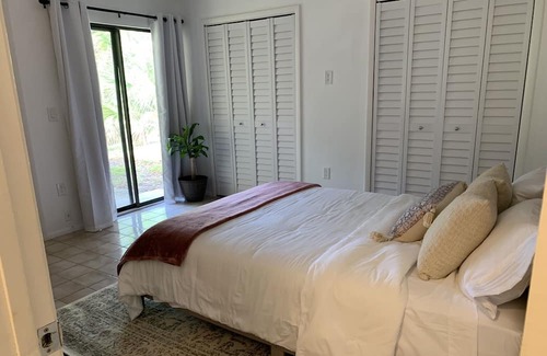 Bayou Oaks Condominio | Peaceful Sarasota 2/2 Villa w/Screened Porch Close to Everything